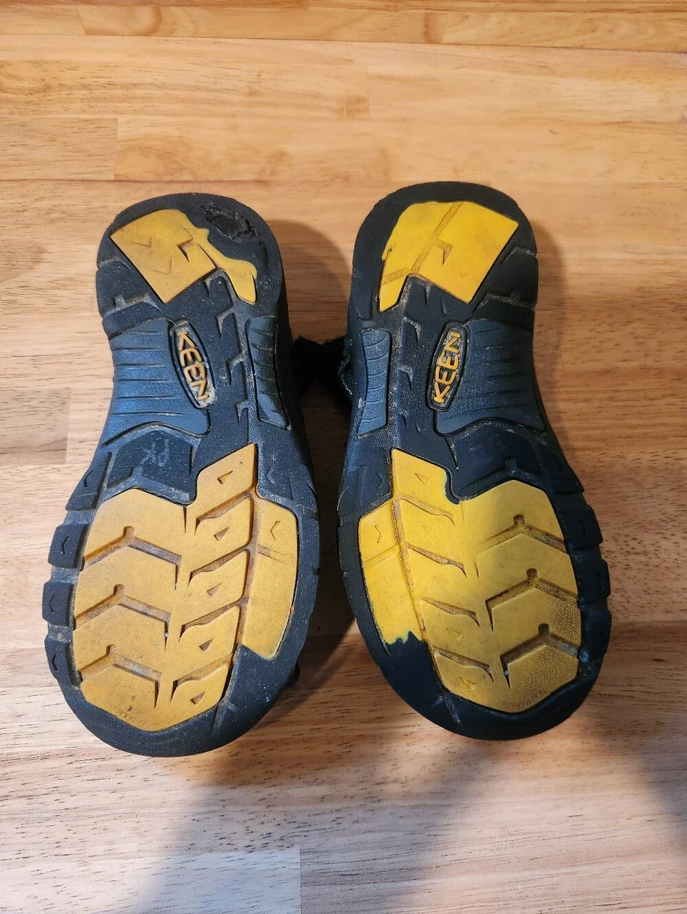 Keen Kids Navy Blue Closed-Toe Adventure Sandals with Yellow Accents Size 3
